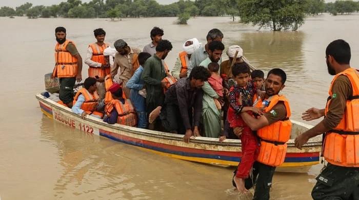 ہندوستان نے ستلج میں بڑے پیمانے پر بہاؤ جاری کیا ، جس میں کاسور کے دیہات ، کھیتوں کا سیلاب ہے
