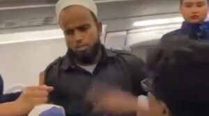 ہندوستانی ایئر لائن پر گھبراہٹ کے حملے کے دوران مسلمان مسافر تھپڑ مارے