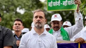 ہندوستانی پولیس نے احتجاج مارچ کے دوران راہول گاندھی کو مختصر طور پر حراست میں لیا