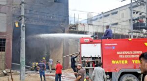 آٹھ فائر فائٹرز نے بڑے پیمانے پر بلیز کے طور پر کراچی فیکٹری کو زخمی کردیا