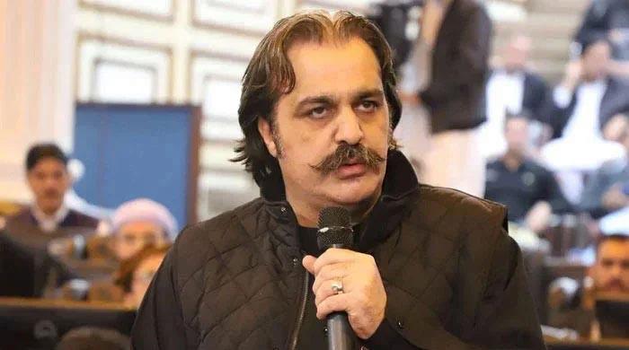 اسلام آباد عدالت نے شراب میں کے پی کے سی ایم گانڈا پور کے لئے گرفتاری کے وارنٹ جاری کردیئے ، اسلحہ کی بازیابی کا معاملہ