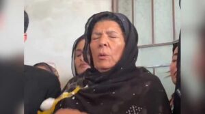 الیمہ خان پر انڈے پھینک دیئے گئے اڈیالہ جیل کے باہر افراتفری