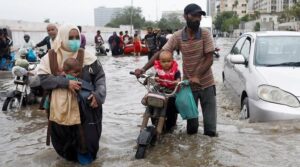 ایک اور گیلے دن کے لئے کراچی کے منحنی خطوط وحدانی کے طور پر شدید شہری سیلاب کا خطرہ لوم ہے