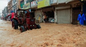 تیسرے دن سڑکیں ، گھر بھاری بارش کے طور پر ڈوبے ہوئے کراچی