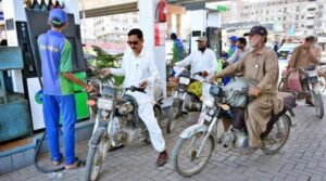 حکومت نے پٹرول کی قیمت میں فی لیٹر اضافے کا اعلان کیا