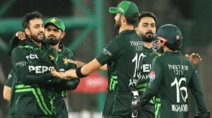 سلمان علی آغا ، شاہین آفریدی سیلاب سے متاثرہ افراد کو سہ رخی سیریز کی آمدنی کا عطیہ کرتے ہیں