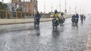 شہری سیلاب کو کراچی میں خوفزدہ تھا جب پی ایم ڈی نے آج شام تیز بارش کی پیش گوئی کی ہے