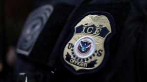 عہدیداروں کا کہنا ہے کہ متعدد افراد زخمی ہوئے ، ایک ڈلاس آئس فیلڈ آفس میں ہلاک ہوا