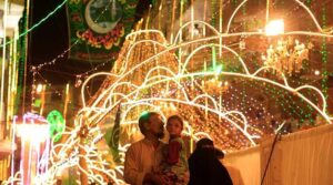 عید میلاد ان نبی (PBUH) پر سڑکیں پورے ملک میں روشن چمکدار ہیں