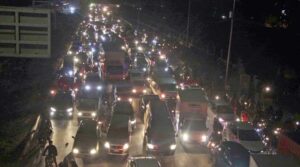 مبینہ پولیس کارروائی پر احتجاج کراچی میں سپر ہائی وے ٹریفک کے لئے رک جاتا ہے