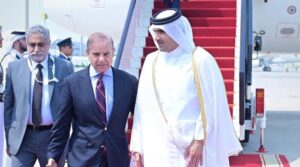 وزیر اعظم شہباز اسرائیلی مظالم پر عرب اسلامک ہنگامی اجلاس میں شرکت کے لئے قطر میں اترا