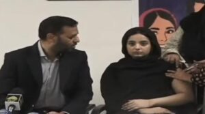 وزیر صحت کو افواہوں کو دور کرنے کے لئے گریوا کے کینسر کے خلاف بیٹی سے قطرے پلانے لگے