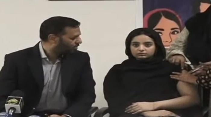 وزیر صحت کو افواہوں کو دور کرنے کے لئے گریوا کے کینسر کے خلاف بیٹی سے قطرے پلانے لگے