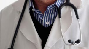 ٹریبونل نے بتایا کہ ڈاکٹر 'سمجھوتہ کرنے والی پوزیشن' میں پایا جبکہ مریض بے ہوشی کے تحت تھا