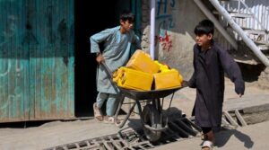 کابل کے کنویں خشک چلتے ہیں ، بچوں کو کلاس سے باہر اور پانی کی قطار میں لے جاتے ہیں