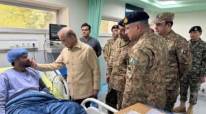 کوز کے ساتھ بنوں کے دورے پر ، وزیر اعظم کا کہنا ہے کہ افغانستان کو دہشت گردوں یا پاکستان کے درمیان انتخاب کرنا چاہئے