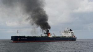 یمن میں ایل پی جی جہاز پر حملہ کرنے کے بعد 'پاکستانی عملے نے' پھنسے ہوئے '