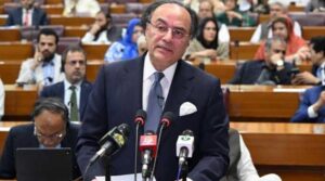 آئی ایم ایف کے ساتھ بات چیت 'مثبت طور پر': فنمین اورنگزیب