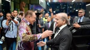 تین روزہ ملائشیا کے دورے کے لئے وزیر اعظم شہباز کوالالمپور میں اترتے ہیں