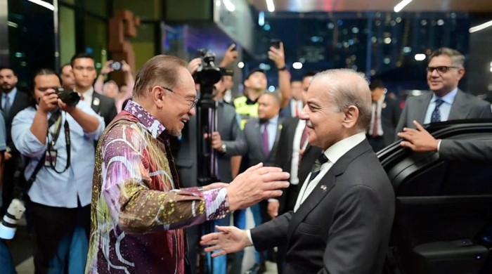 تین روزہ ملائشیا کے دورے کے لئے وزیر اعظم شہباز کوالالمپور میں اترتے ہیں