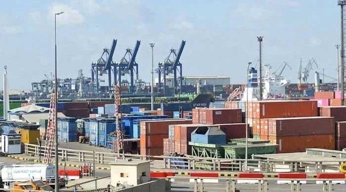 پاکستان کے تجارتی خسارے میں تقریبا 46 ٪ سے 3.3 بلین ڈالر ہیں