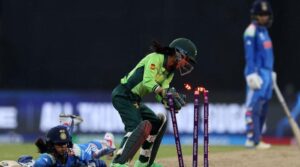 پہلے میں ، پاکستان نے ون ڈے میں ہندوستان کو باؤل کیا