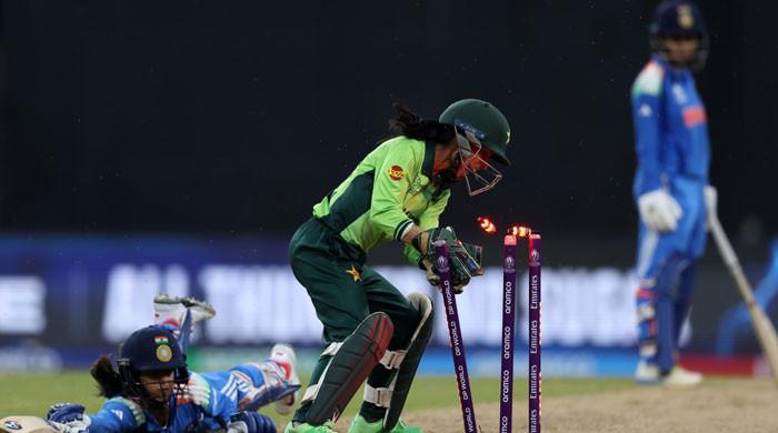 پہلے میں ، پاکستان نے ون ڈے میں ہندوستان کو باؤل کیا